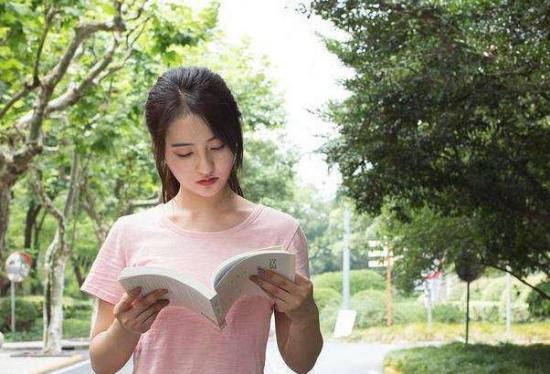 推荐女生学的轻松有前途的专业（未来十年女生很吃香的专业）
