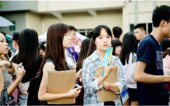 推荐女生学的轻松有前途的专业（未来十年女生很吃香的专业）