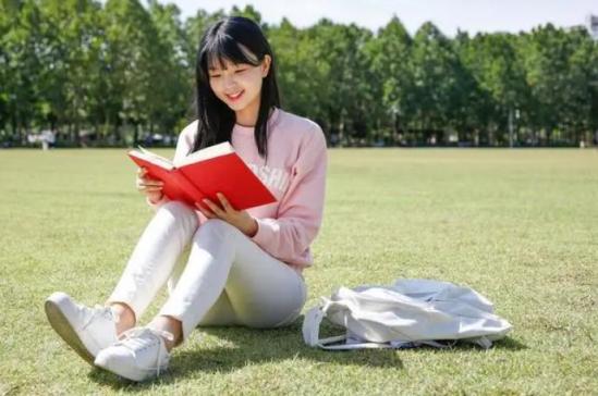 推荐女生学的轻松有前途的专业（未来十年女生很吃香的专业）